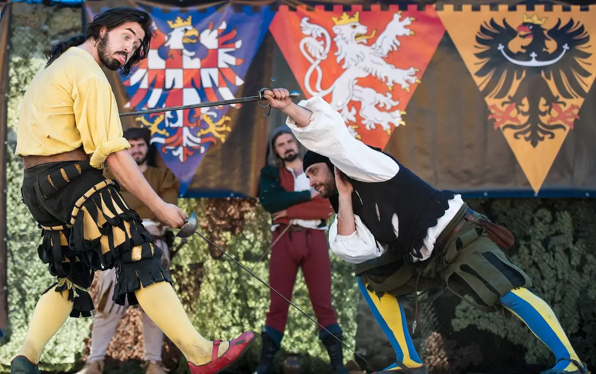Two fencers dueling over dual pricing merchant services